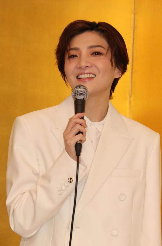宝塚月組トップスター鳳月杏の退団会見イメージ