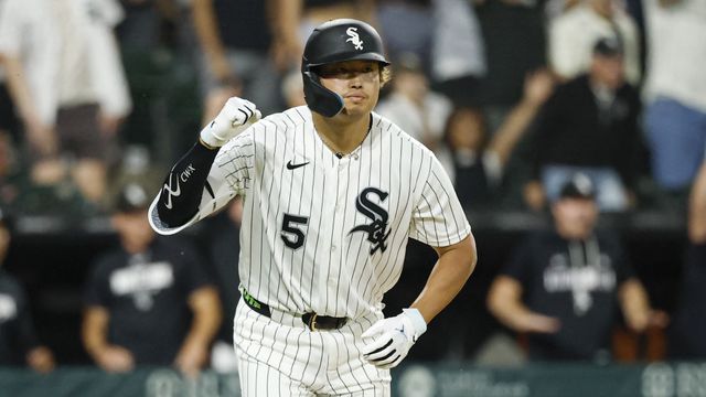 村上宗隆がバッターボックスでホームランを打つ瞬間